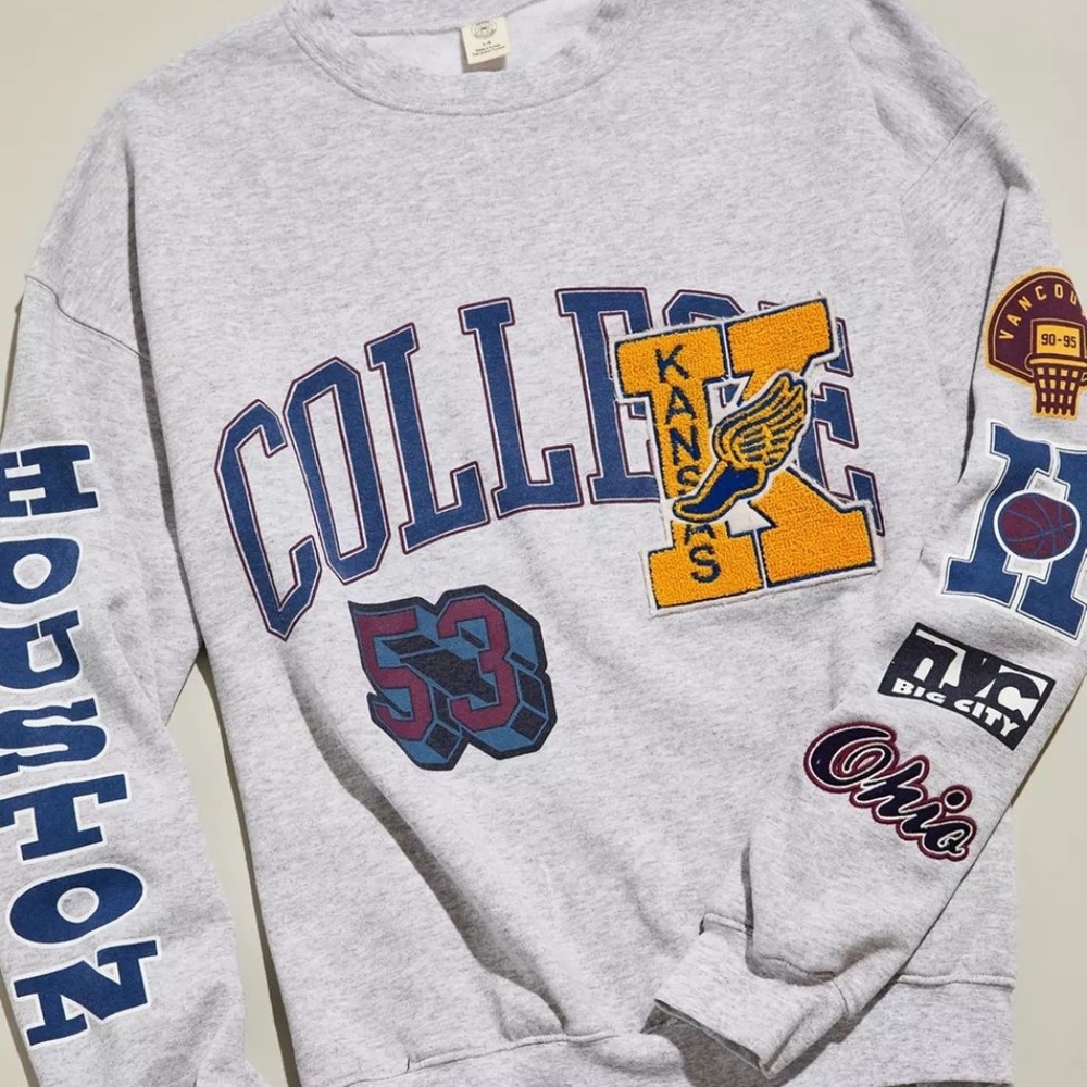Urban Outfitters UO Varsity College Badge Crew Neck Sweatshirt Gray Unisex M - Picture 1 of 6
